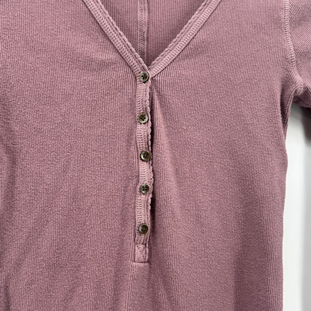 Abercrombie & Fitch‎ Womens Small Mauve Ribbed Long Sleeve Henley V-Neck Top - Picture 2 of 8